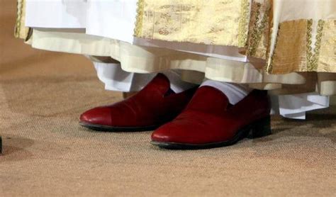 scarpe rosse d prada papa|Le scarpe rosse, un dono per i papi da Vigevano .